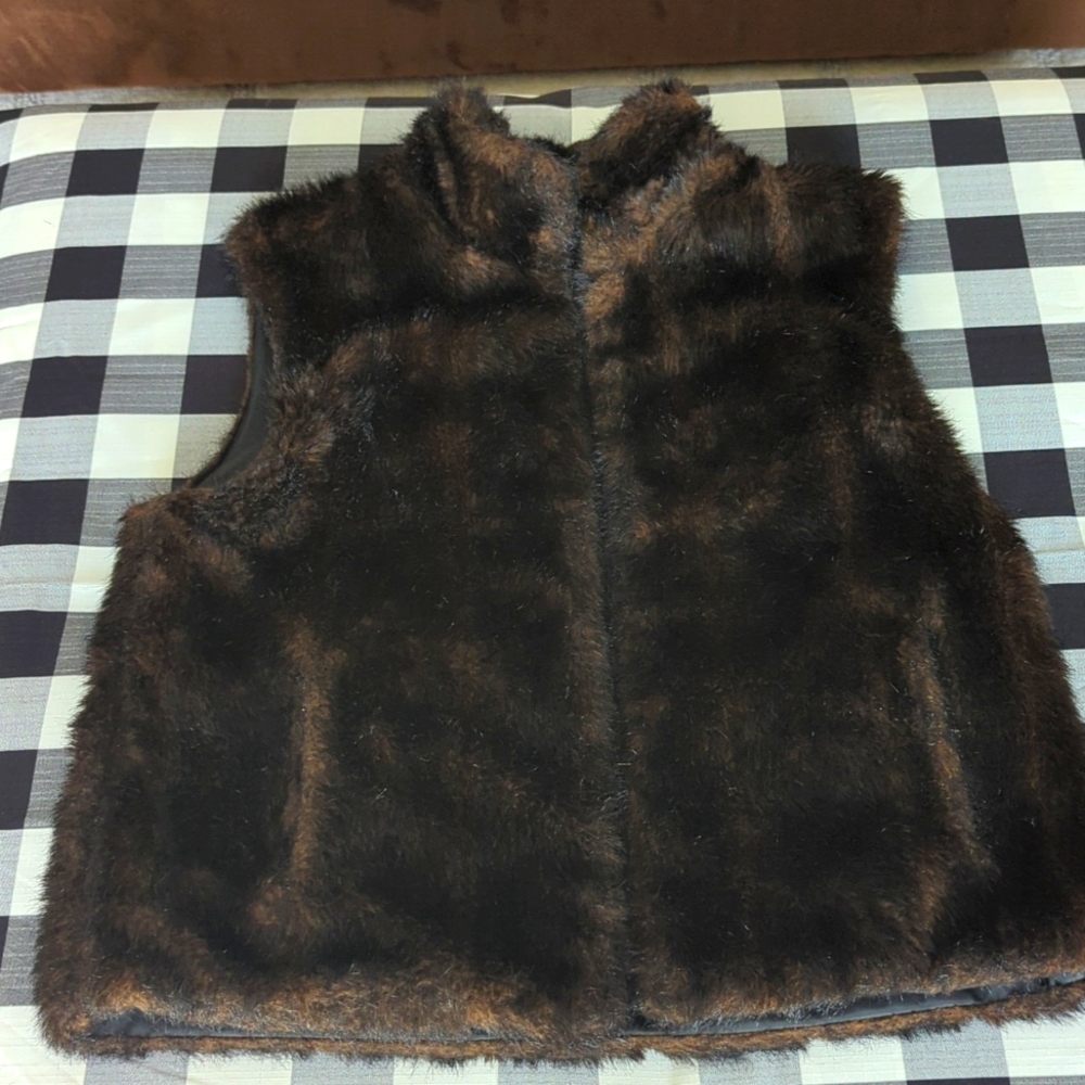 Woman's vintage reversible faux fur vest.  Brown. Size Small. Giacca Gallery